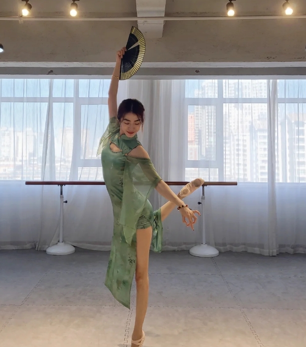 古风扇子舞